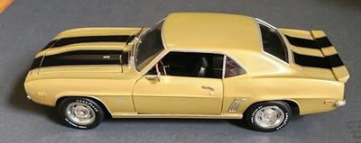 1: 18 压铸 1969 雪佛兰 Camaro Z28(金色/黑色条纹) — 第 1/3 张图片