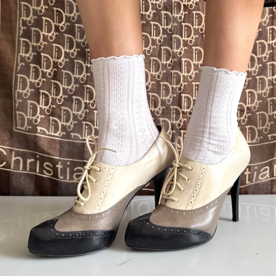 Tacones de aguja vintage Y2K Guess Pin-up Brogue con cordones en relieve en beige y negro Foto 1 de 4