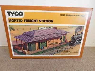 Tyco HO Scale Lighted Freight Station #906:600 - Image 1 of 4