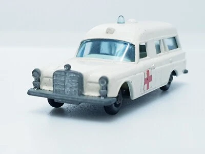 AMBULANCIA MERCEDES BENZ BINZ DE COLECCIÓN MATCHBOX TALLA KING casi como nueva pintura Foto 1 de 4