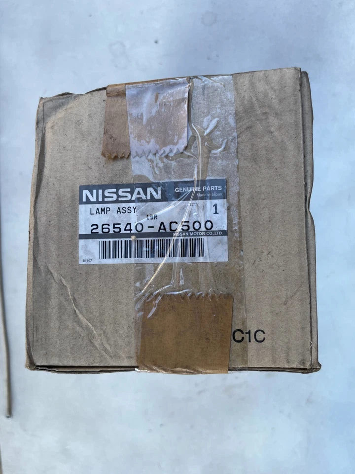 Conjunto de lanterna traseira de lâmpada de backup direita genuína para Infiniti G35 26540-AC500 - Imagem 1 de 1