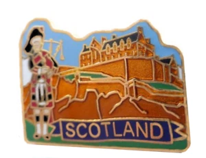 Edinburgh City Castle & Scottish Piper Schottland Pin Anstecker - Bild 1 von 3