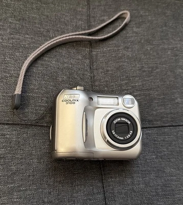 Nikon Digital Camera Coolpix E3100 3.2MP Silver - Image 1 of 4