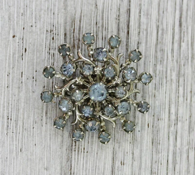 VINTAGE BLUE RHINESTONE BROOCH PIN SPRAY FLOWER 1960'S COSTUME JEWELRY 1.5" - Image 1 of 4