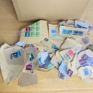 1kg Mixed UK Unsorted Stamps on Paper - Postage, Mostly Penny - Picture 1 of 5