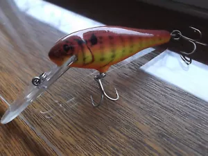 Older Balsa Diving Bassin Shad DD92 DC9 Dark Crayfish on Chartreuse - Picture 1 of 5