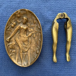 Antiker Bronze Aschenbecher gewagter Blinker Frau frech & sexy Beine Nussknacker - Bild 1 von 5