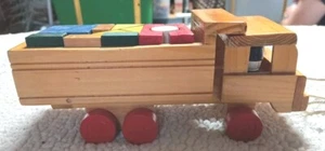 ANTIGUO camión de volteo de juguete de madera hecho a mano con conductor y bloques de colores (12) ¡RARO! - Imagen 1 de 6