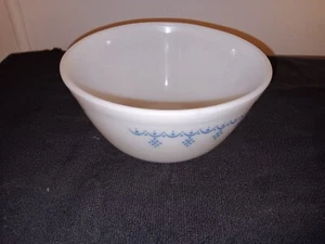Vintage PYREX Snowflake Garland #402 Mixing Bowl Blue White 1 1/2 QT - Picture 1 of 2