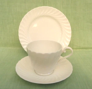 Aynsley white bone china tea trio - cup, saucer, side plate - swirled surface - Picture 1 of 7