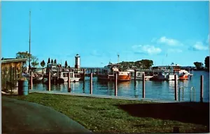 Postal de Wisconsin Fond Du Lac Harbor and Boat Slips "The Big Hole" - Imagen 1 de 2