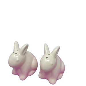 Salero y pimentero de cerámica White Bunny Rabbit de 2,5" de alto x 2" de ancho coleccionable - Imagen 1 de 5