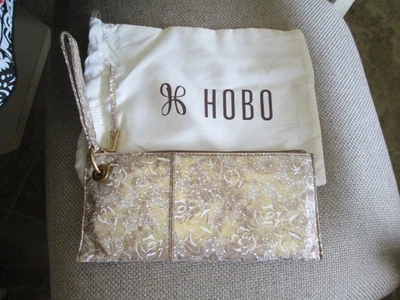 Muñequera/cartera de mano Hobo Vida acolchada en pétalos dorados/nueva con etiquetas- $128 Foto 1 de 4