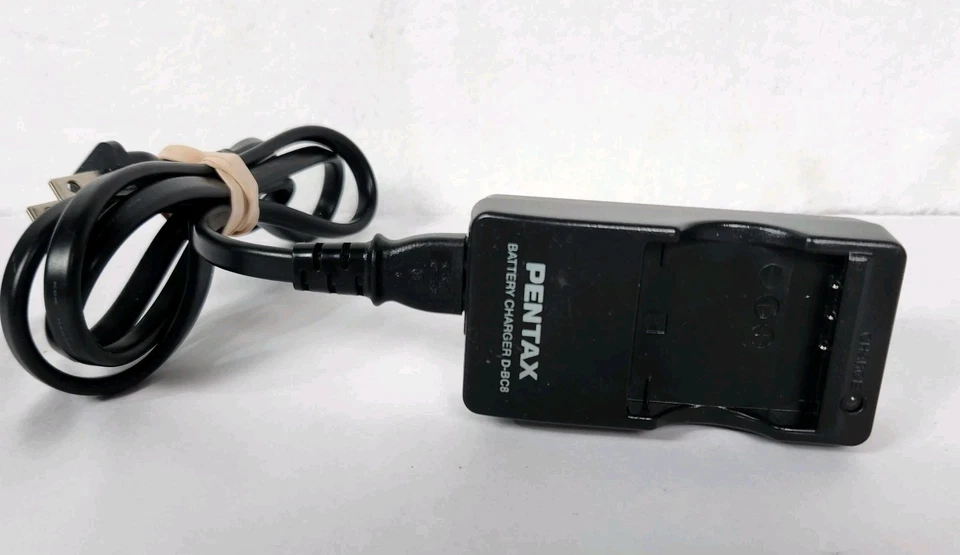 Cargador de batería OEM PENTAX D-BC8 para la batería Pentax D-Li95 Foto 1 de 4