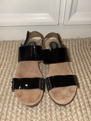 Sandalias de cuña Clarks Artisan Caslynn Dez charol negro talla 7-USADAS EN EXCELENTE ESTADO Foto 1 de 3