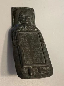 Vintage Krachmacher Klicker Blech Litho Spielzeug Junge hält Kreidetafel - Bild 1 von 2