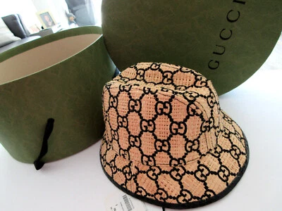 $750 GUCCI Natural Rafia Paja Negro Bordado GG Logo FEDORA SOMBRERO CON Caja Gucci Foto 1 de 4