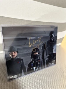 STAR WARS TOPPS AUTHENTICS SIGNED GOLD 8X10 PHOTO FELICITY JONES - JYN ERSO - Picture 1 of 4