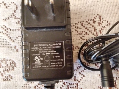 Adaptador de CA a CC 15V / 1500 mA (FJ-SW126G1501500U), 5,5 mm OD / 2,5 mm ID Plug Foto 1 de 3