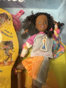BARBIE 1999 "AWESOME SKATEBOARD" JANET DOLL AMICO DI STACIE #24991 Nuova - Foto 1 di 7