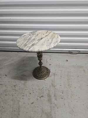 Antigua mesa de pedestal superior de latón y mármol. Foto 1 de 4