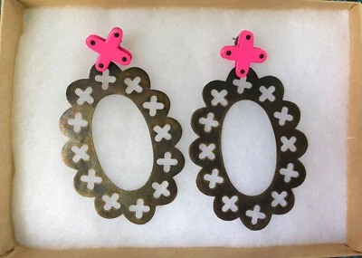 Nuevos Pendientes Colgantes Ovalados Hechos a Mano Mando Abeja Latón Rosa Neón Esmalte Cruz Plus Foto 1 de 4