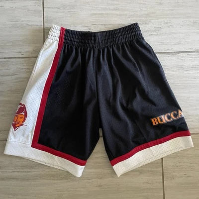 Pantalones Cortos Tampa Bay Buccaneers Throwback Mitchell & Ness Team ID Malla; Para Hombre’s S Foto 1 de 4