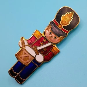 Vintage 1979 Spielzeug Soldat Trommler Emaille Brosche Anstecknadel Weihnachten Cloisonne - Bild 1 von 11