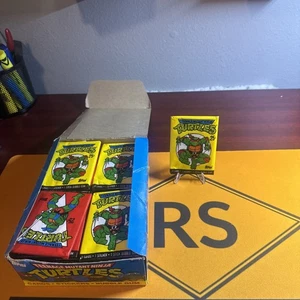 TOPPS TEENAGE MUTANT NINJA TURTLES 1989 CONFEZIONE MAI APERTA 1 confezione per ordine - Foto 1 di 5