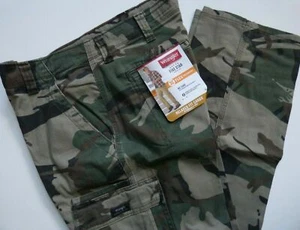 Pantalón cargo Wrangler para hombre calce relajado con camuflaje verde marrón elástico - Imagen 1 de 4