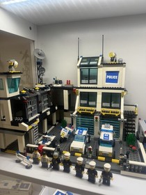 LEGO CITY Police Headquarters 7744 Complete Set Vehicles Minifigures included 