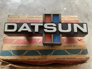 Datsun Nissan 720 Pickup Truck FRONT GRILLE EMBLEM BADGE Genuine Part Nos Japan - Picture 1 of 12