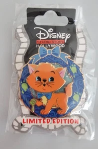 DISNEY PIN Toulouse Aristocats CHRISTMAS WREATH DOUBLE LAYERED PIN - Picture 1 of 3
