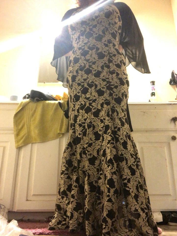 Vestido en venta! ¡Talla 8! ¡Solo usado una vez! ¡Muy dispuesto a precio negociable! Foto 1 de 4