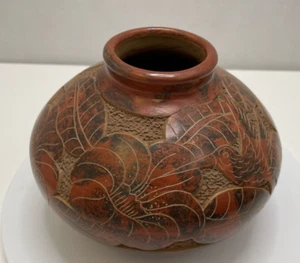 Jarrón de cerámica vintage tallado a mano rojo marrón de 4,5" colibrí floral - Usado en excelente condición - Imagen 1 de 11