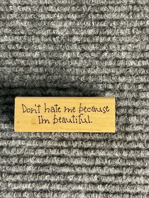 Estampilla de goma vintage de impresiones artísticas no me odies porque soy hermosa madera Foto 1 de 3