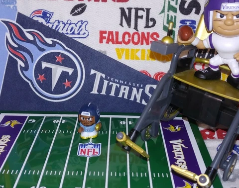 NFL Teenymates 2019 Gold Box Exclusive Tennessee Titans RB Derrick Henry figure Cover