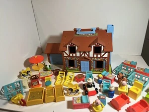 Vintage Fisher Price Little People Tudor Haus mit 42 Möbeln, 6 Figuren, 1 Auto - Bild 1 von 18