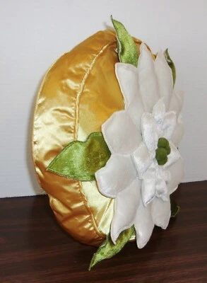 Золотая круглая атласная подушка 2010 белый цветок поднятый дизайн - 12" - новый/ярлык - Изображение 1 из 4