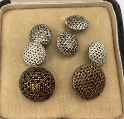 НЕСООТВЕТСТВУЮЩИЙ ЛОТ ИЗ 7 АНТИКВАРНЫХ ВИКТОРИАНСКИХ ЛАТУННЫХ ПУГОВИЦ В ГЕОМЕТРИЧЕСКОМ ДИЗАЙНЕ 5+2 - Изображение 1 из 4