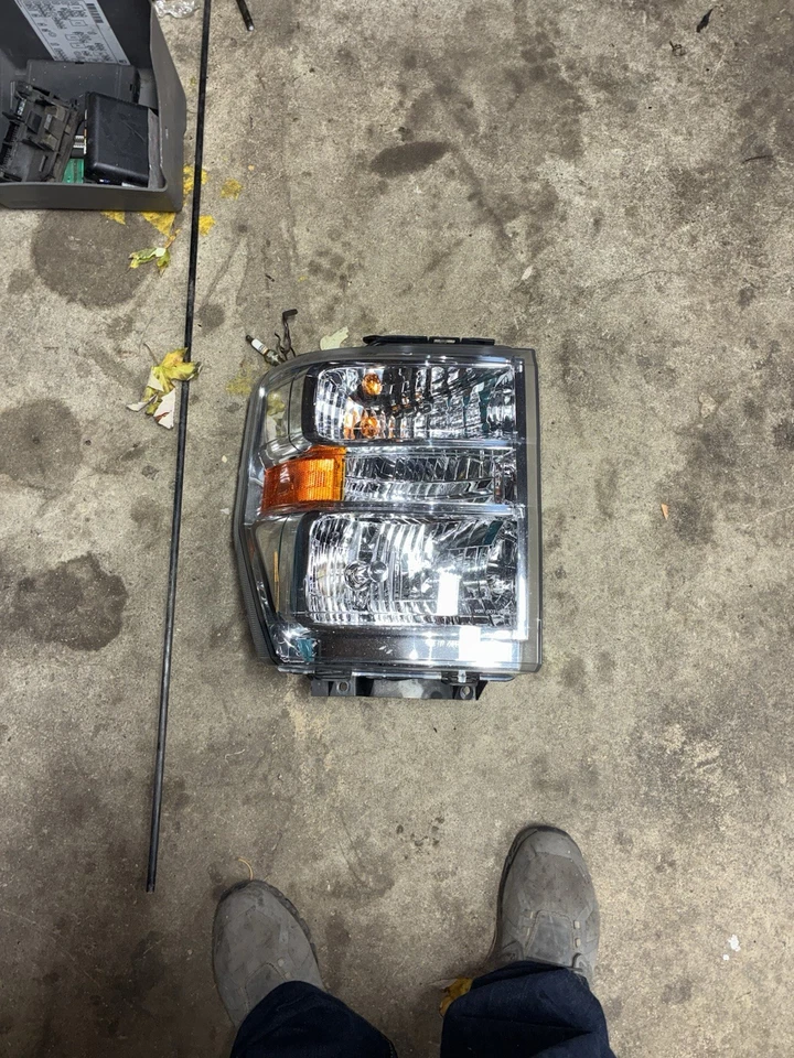 Ford E-Series Front Right Headlight OEM Halogen 2008-2021 E150 E250 E350 - Image 1 of 1