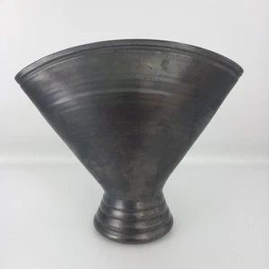 Prinknash Abbey pottery pewter glaze fan shaped vase 16cm - Picture 1 of 13
