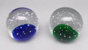 Lote de 2 Pisapapeles Redondos Controlados Burbuja Verde y Azul - Imagen 1 de 5