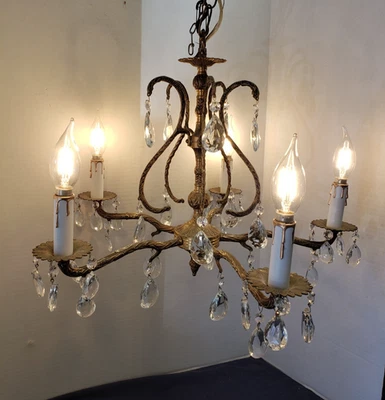 Lámpara de araña española vintage de latón y cristal 5 brazos 5 luces, 40 cristales en forma de S Foto 1 de 4