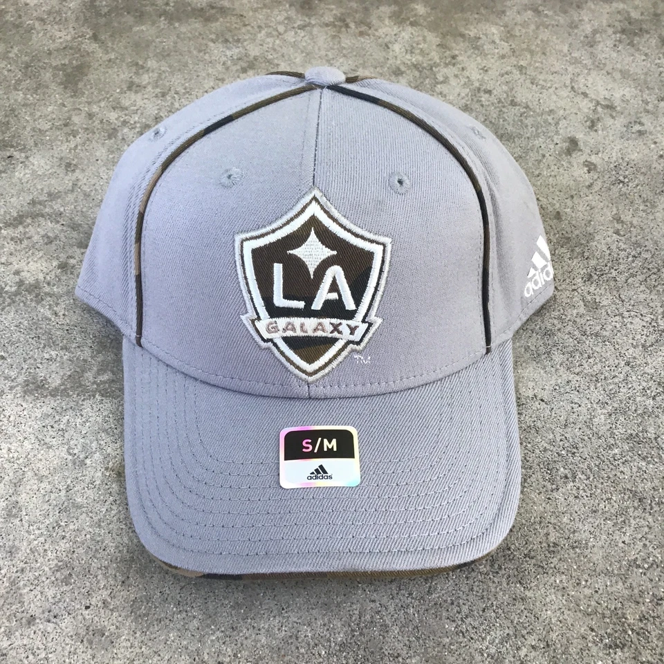 Nuevo con etiquetas Adidas Los Angeles Galaxy MLS Gris Camuflaje Flex Ajustado Pequeño/Mediano LA Foto 1 de 4