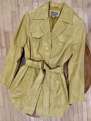 Casaco feminino Kenar forrado de couro genuíno com bolsos e cinto. Tamanho 10. Perfect Con - Imagem 1 de 4