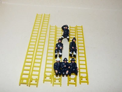 CORGI TOYS 1143, FIGURINES POMPIERS + 6 ÉCHELLES ANNEXES pour AMERICAN LA FRANCE - Photo 1/4