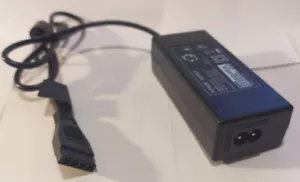 Adaptador de alimentación de CC Kingwin 12 V con conector Molex de 4 pines - Imagen 1 de 1