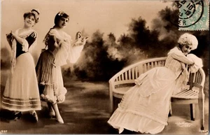Cartolina antica vittoriana vittoriana con foto reale 3 dame francesi 1900 - Foto 1 di 2