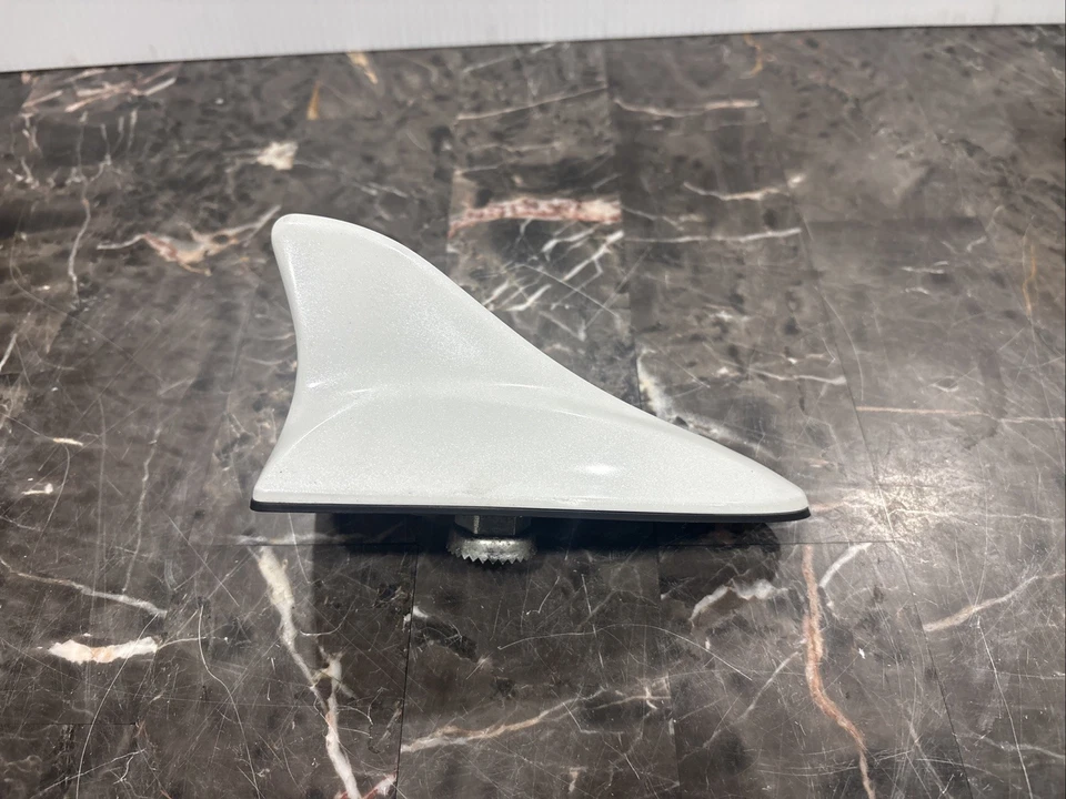 Antena aleta de tiburón Hyundai Genesis 2009-2014 blanca perla 96555-3M500NAT Foto 1 de 4